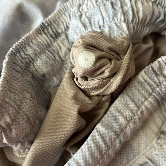 Lululemon hotty hot shorts - Picture 5 of 6